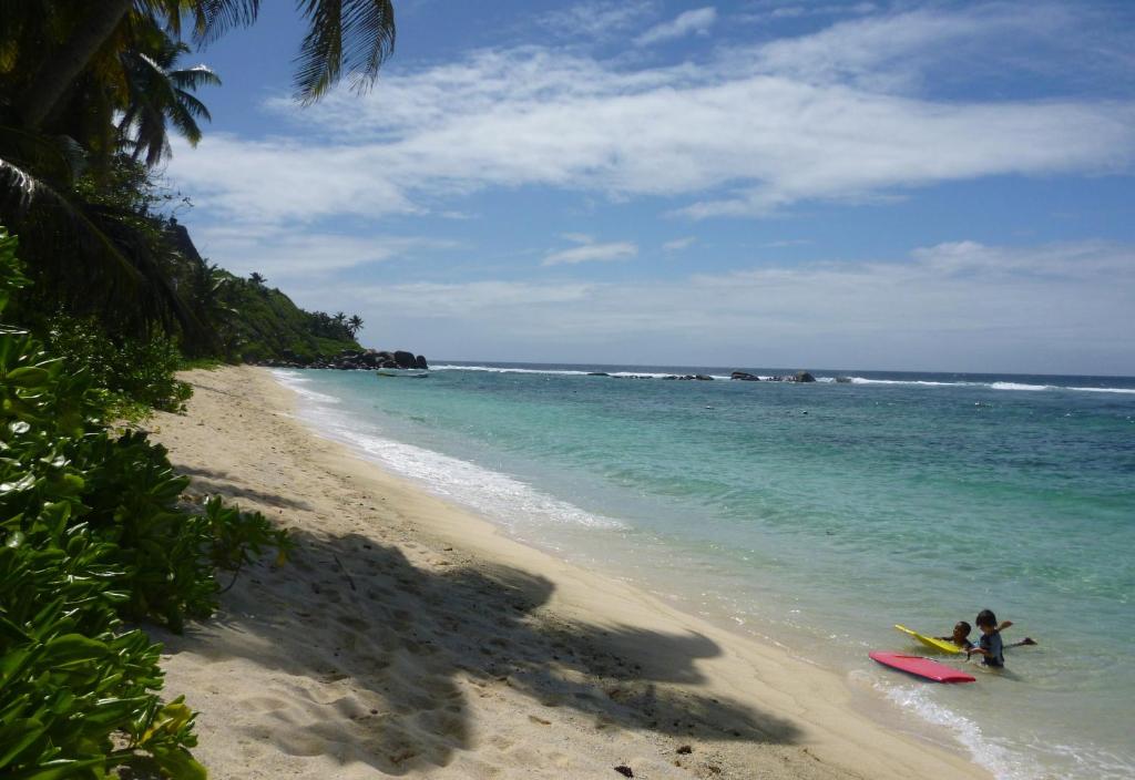 Вилла (Вилла с 4 спальнями рядом с пляжем), Beach House at Anse Forbans