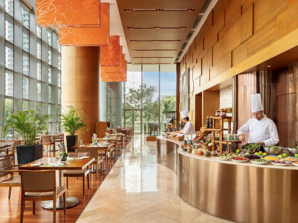 Двухместный (Staycation Offer - Standard Room with Gastronomy Package including breakfast & Set Lunch for 2 and extra benefits), Novotel Citygate Hong Kong