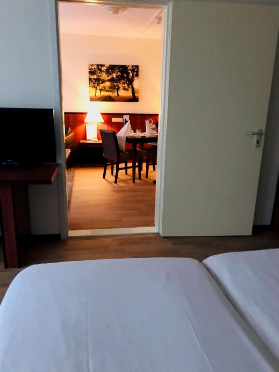 Двухместный (Двухместный номер Делюкс с 2 отдельными кроватями и террасой) отеля Hotel-Restaurant Ruyghe Venne, Гронинген