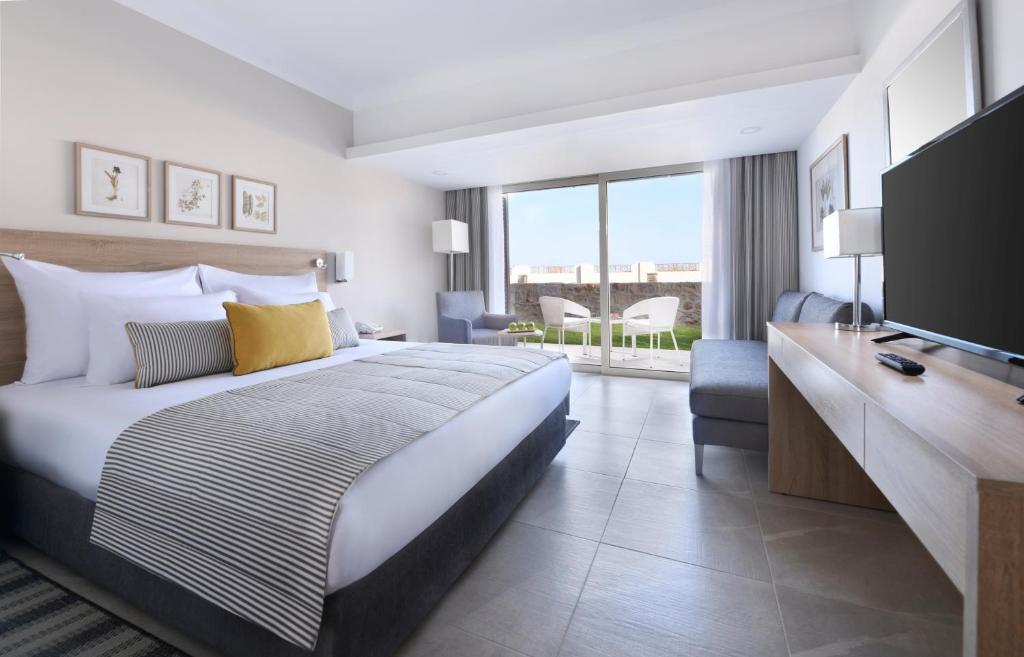 Семейный (Улучшенный семейный номер с кроватью размера «queen-size», вид на сад) отеля Iberotel Costa Mares, Марса-эль-Алам