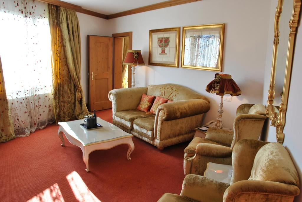 Сьюит (Улучшенный люкс) отеля Grand Hôtel du Golf & Palace, Кран-Монтана