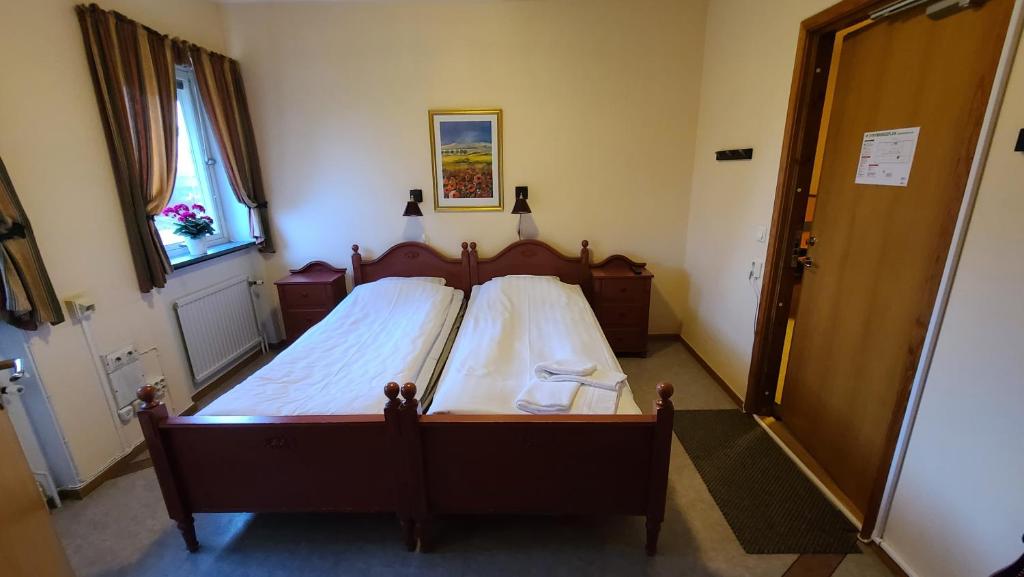 Двухместный (Двухместный номер с 1 кроватью или 2 отдельными кроватями и собственной ванной комнатой) хостела STF Hostel Mora - Målkullan, Мура