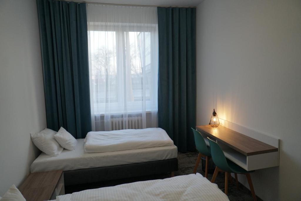 Двухместный (Стандартный двухместный номер с 2 отдельными кроватями и общей ванной комнатой) отеля Stary Koszalin Hostel & Hotel Services, Кошалин