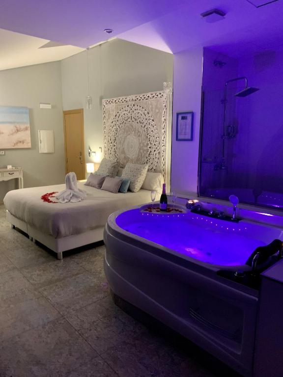 Сьюит (Люкс с гидромассажной ванной) отеля Hotel Spa Adealba, Севилья