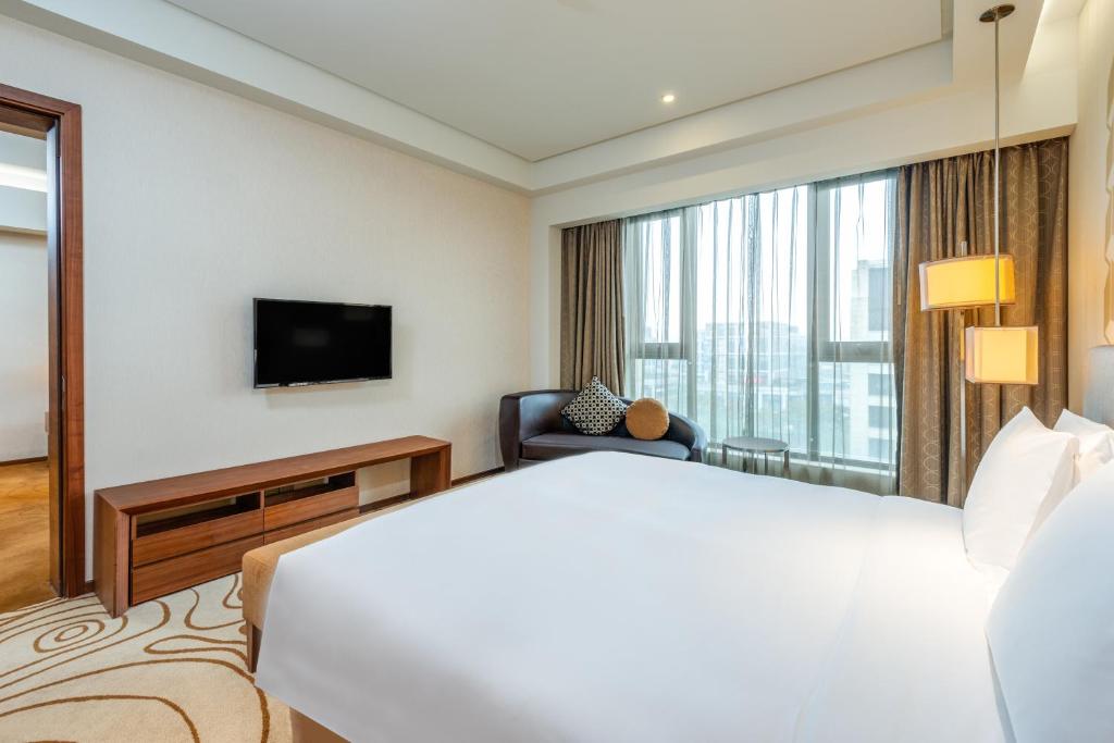 Сьюит (Улучшенный люкс) отеля Holiday Inn Shanghai Hongqiao, Шанхай