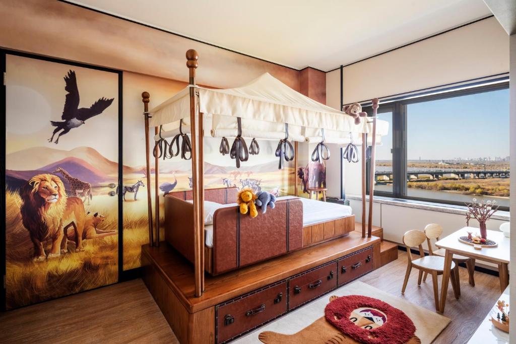 Семейный (Themed Family Suite - 3 Bedrooms), Shangri-La Hotel, Harbin