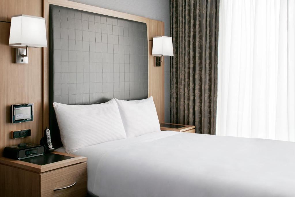 Двухместный (Небольшой номер с кроватью размера «queen-size») отеля World Center Hotel, Нью-Йорк