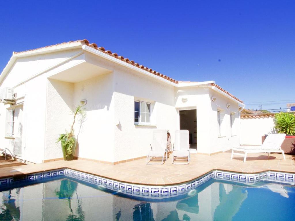 Villa with 3 bedrooms in Empuriabrava with private pool and enclosed garden