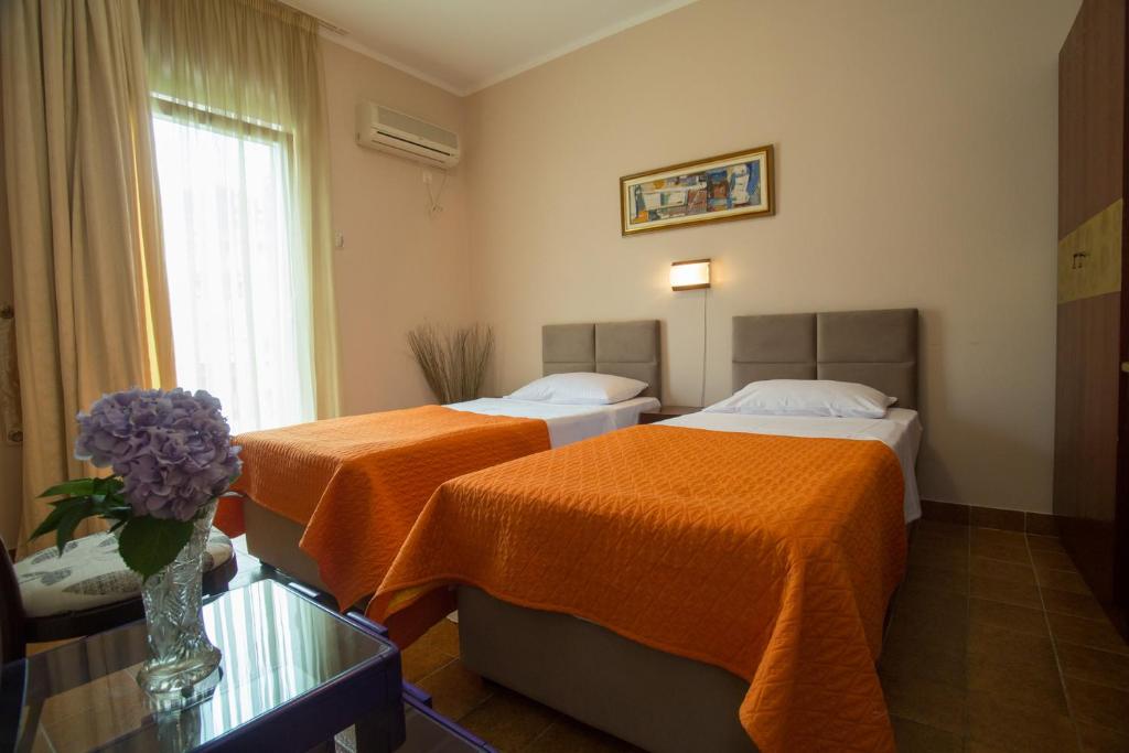 Двухместный (Двухместный номер с 1 кроватью или 2 отдельными кроватями, вид на горы) гостевого дома Rooms & Apartments Boskovic, Будва