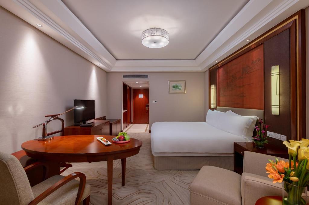 Двухместный (Улучшенный номер с кроватью размера «king-size») отеля Sofitel Hangzhou Westlake, Ханчжоу