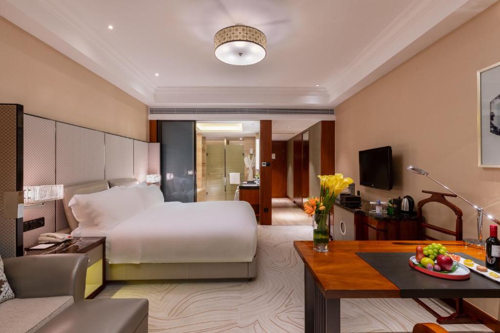 Двухместный (Роскошный клубный номер с кроватью размера «queen-size») отеля Sofitel Hangzhou Westlake, Ханчжоу