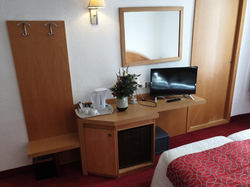 Двухместный (Классический двухместный номер с 1 кроватью или 2 отдельными кроватями) отеля Hôtel Oasis, Ницца