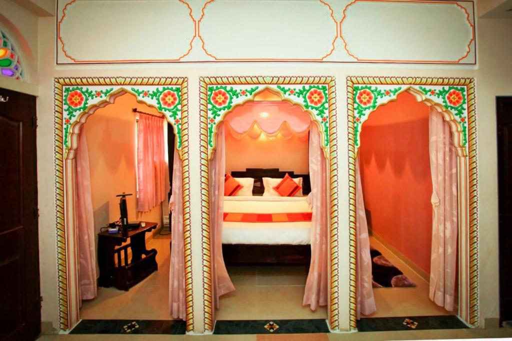 Двухместный (Номер с кроватью размера «king-size» и балконом) отеля Hotel Moon Light Palace, Джайпур