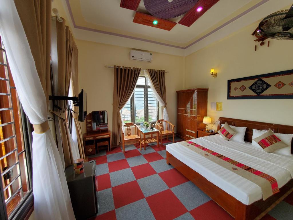 Двухместный (Двухместный номер с 1 кроватью, вид на озеро) отеля Trung Kiên Hotel, Шонла