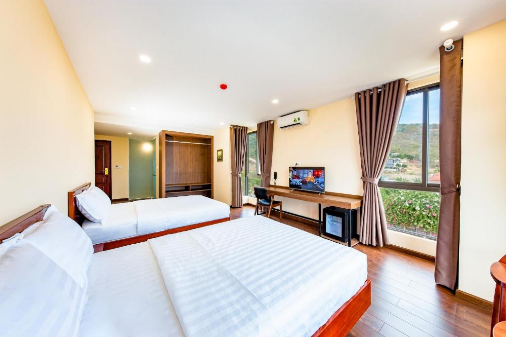 Двухместный (Двухместный номер с 1 кроватью и видом на горы) отеля TuBong Hotel Private Enterprise, Нячанг