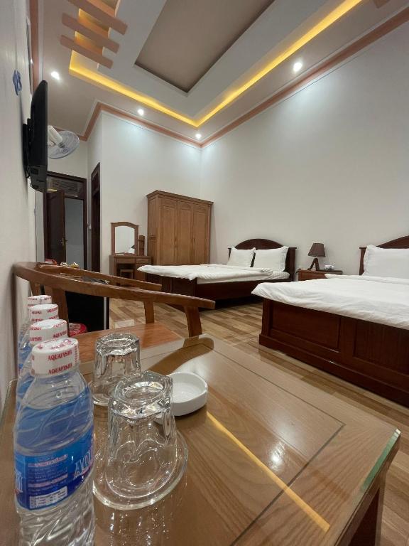 Четырехместный (Номер Делюкс с 2 кроватями размера «queen-size») отеля Khách sạn Nguyên Long, Баолок