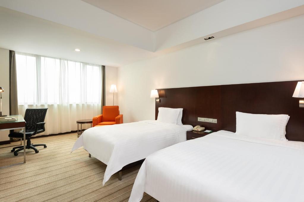 Двухместный (Улучшенный двухместный номер с 2 двуспальными кроватями - Для некурящих) отеля Holiday Inn Shanghai Vista, Шанхай