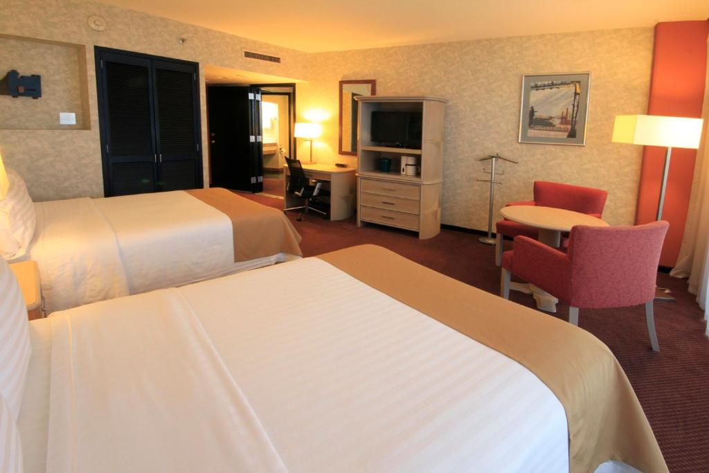 Двухместный (Улучшенный двухместный номер с 2 двуспальными кроватями — Для некурящих) отеля Holiday Inn Monterrey-Parque Fundidora, Монтеррей