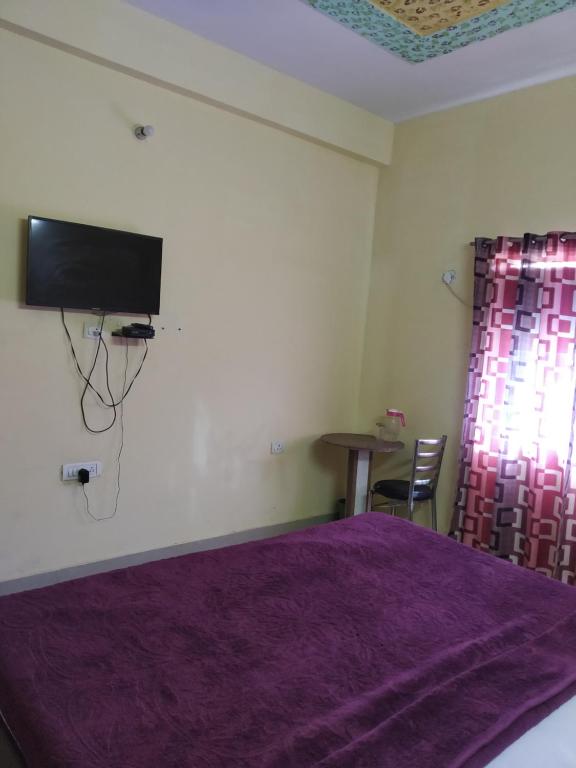 Двухместный (Улучшенный двухместный номер с 1 кроватью) отеля Shree Krishna Dham, Вриндавана