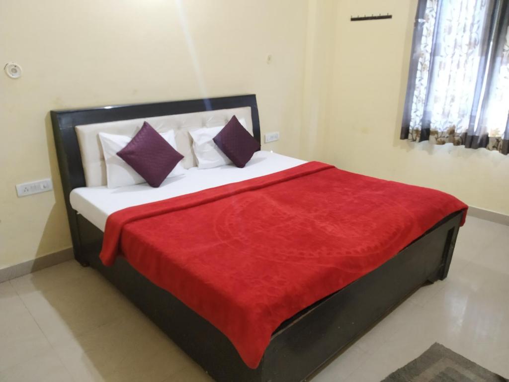 Двухместный (Двухместный номер Делюкс с 1 кроватью (для 2 взрослых и 1 ребенка)) отеля Shree Krishna Dham, Вриндавана