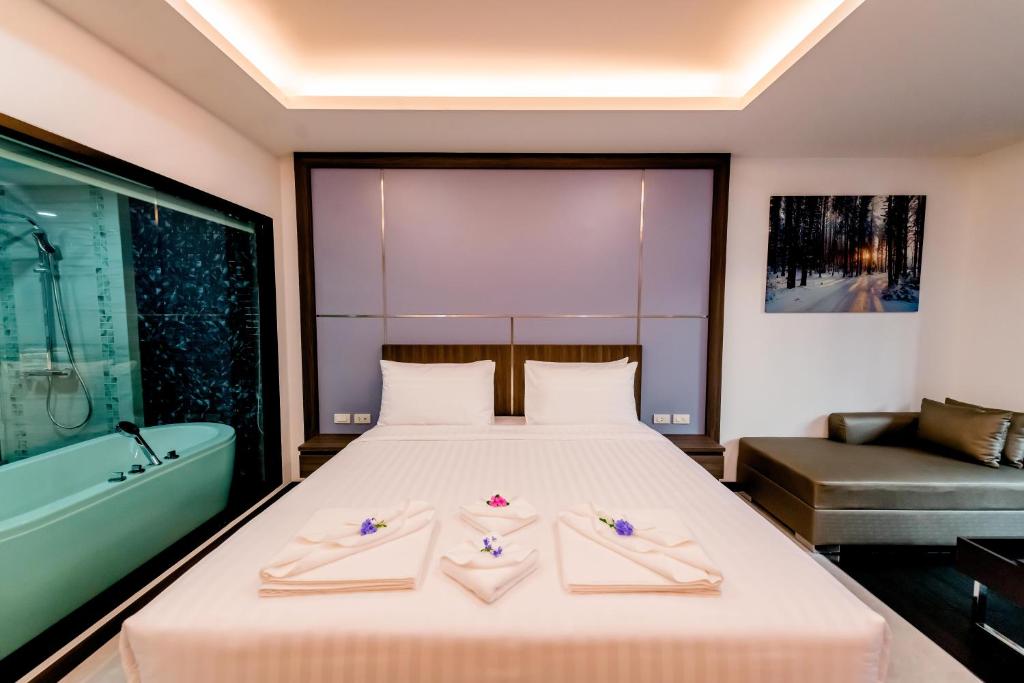 Двухместный (Двухместный номер с 1 кроватью и видом на бассейн) отеля The Proud Hotel Pattaya, Паттайя