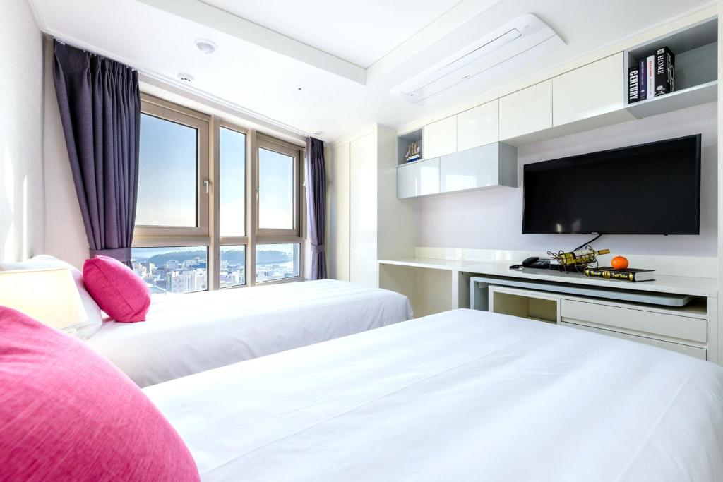 Двухместный (Улучшенный двухместный номер с 2 отдельными кроватями и видом на море) отеля Shin Shin Hotel Seogwipo, Согвипхо