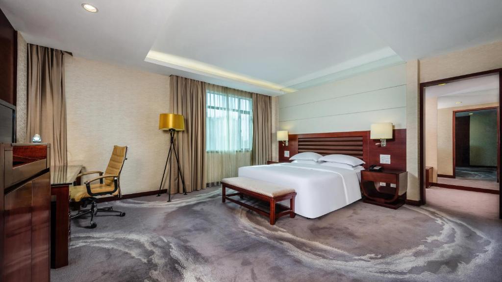 Двухместный (1 King Room Premium Lounge Access) отеля Crowne Plaza Foshan, Фошань