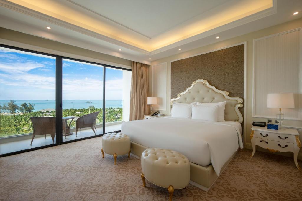Сьюит (Представительский люкс) курортного отеля Radisson Blu Resort Phu Quoc, Дуонг-Донг