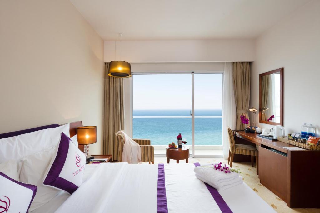 Двухместный (Номер Делюкс с кроватью размера «king-size» и видом на океан) отеля TTC Hotel Premium - Michelia, Нячанг