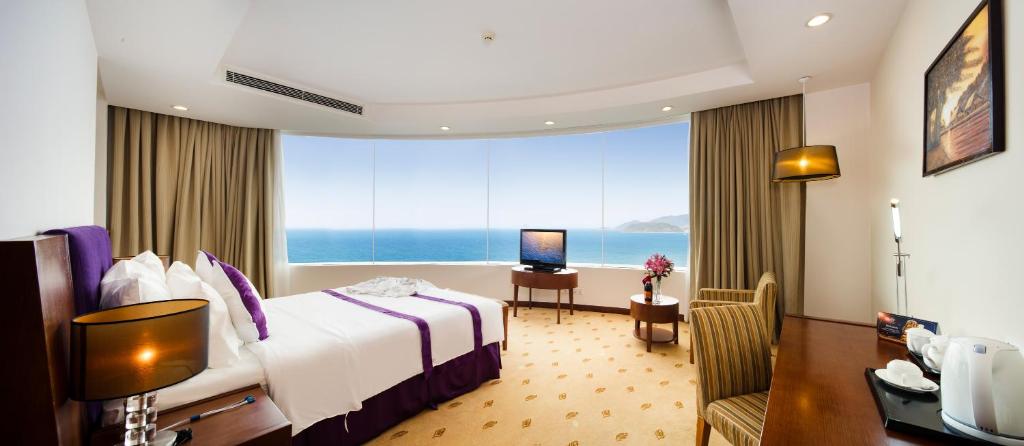 Сьюит (Senior King Suite with Ocean View) отеля TTC Hotel Premium - Michelia, Нячанг