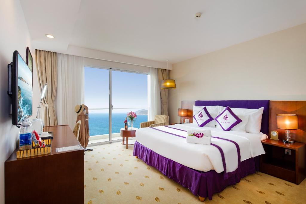 Сьюит (Люкс с кроватью размера «king-size» и видом на океан) отеля TTC Hotel Premium - Michelia, Нячанг