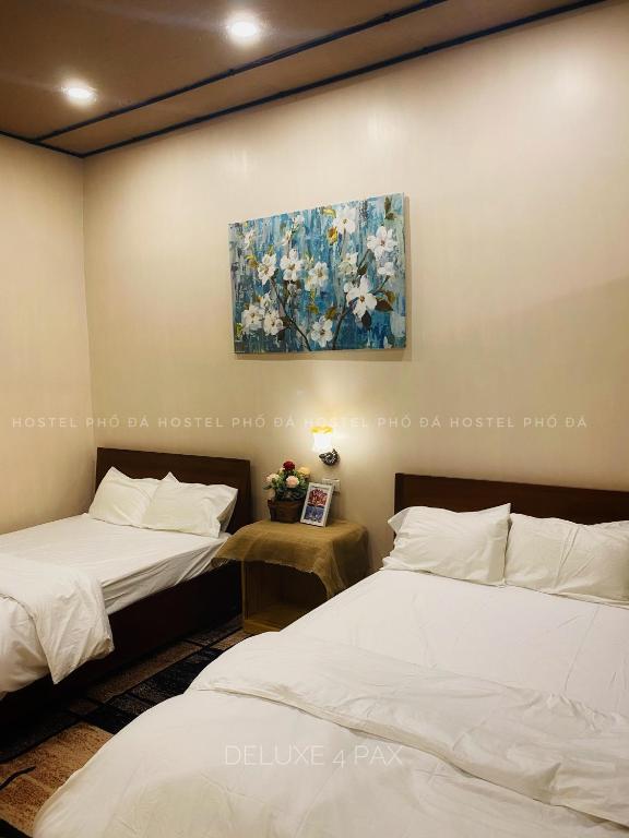 Четырехместный (Номер Делюкс с 2 кроватями размера «queen-size») отеля Phố Đá Hotel, Лаги