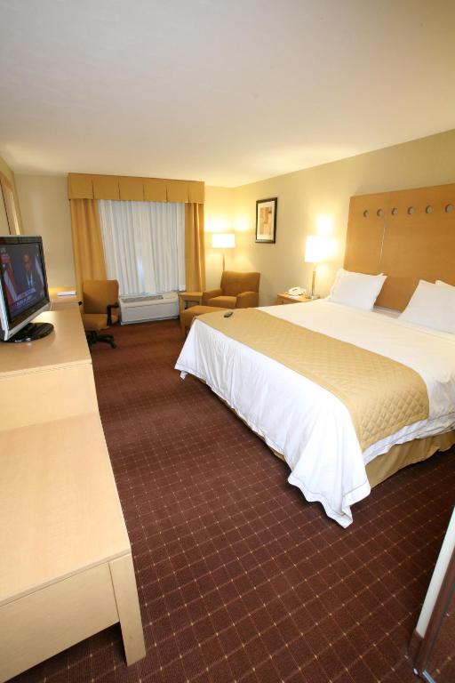 Двухместный (Номер с кроватью размера «king-size» - Ванна подходит для гостей с ограниченными физическими возможностями - Для некурящих) отеля Holiday Inn Express Saltillo Zona Aeropuerto, Сальтильо