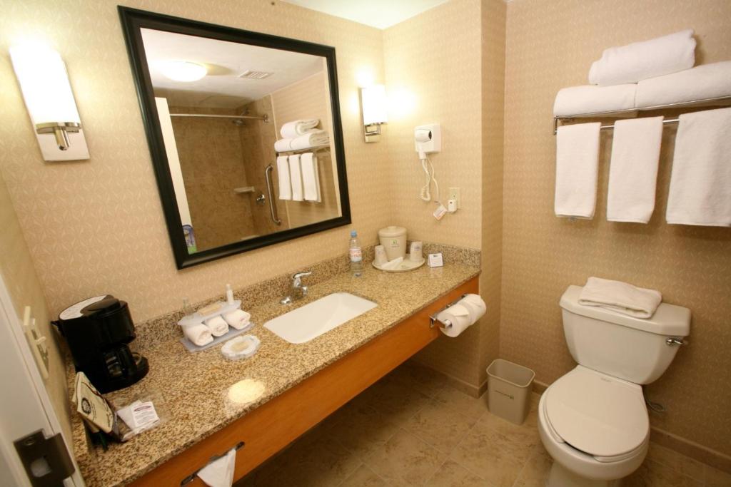 Двухместный (Executive Room with Two Queen Beds   - Non-smoking) отеля Holiday Inn Express Saltillo Zona Aeropuerto, Сальтильо