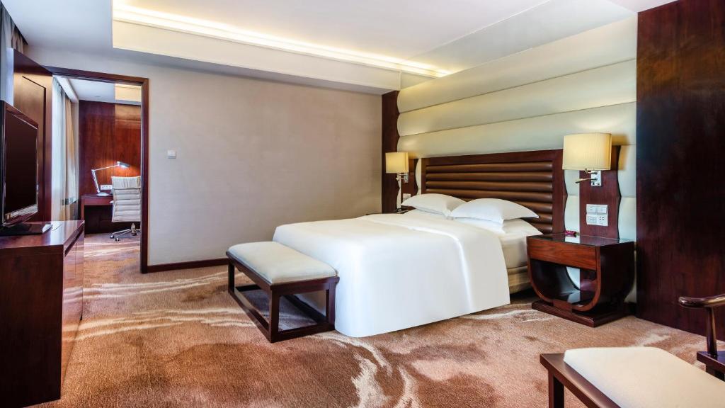 Сьюит (1King 1 Bedroom Suite Club FL Lounge Access), Crowne Plaza Foshan