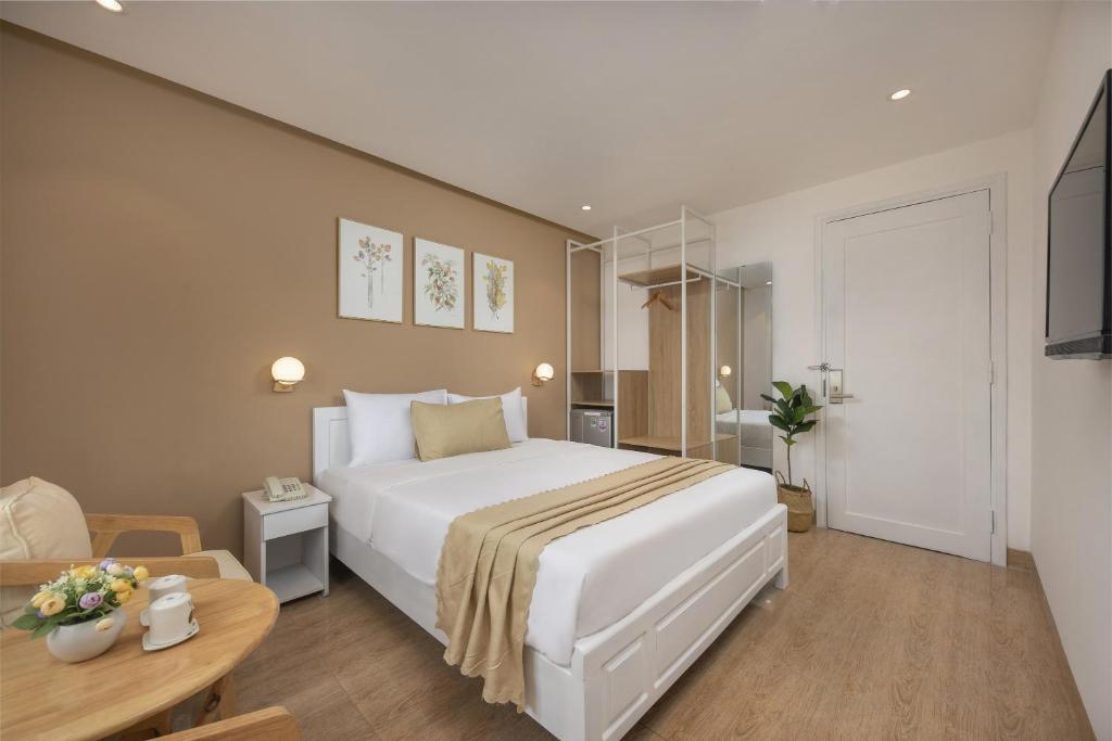 Двухместный (Номер Делюкс с кроватью размера «king-size») отеля Gold Beach Hotel, Дананг