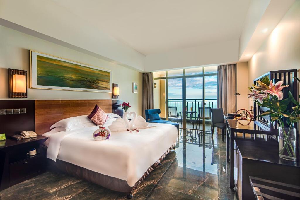 Двухместный (Двухместный номер Premier Romantic с 1 кроватью или 2 отдельными кроватями, вид на море) отеля Shengyi Holiday Villa Hotel, Санья