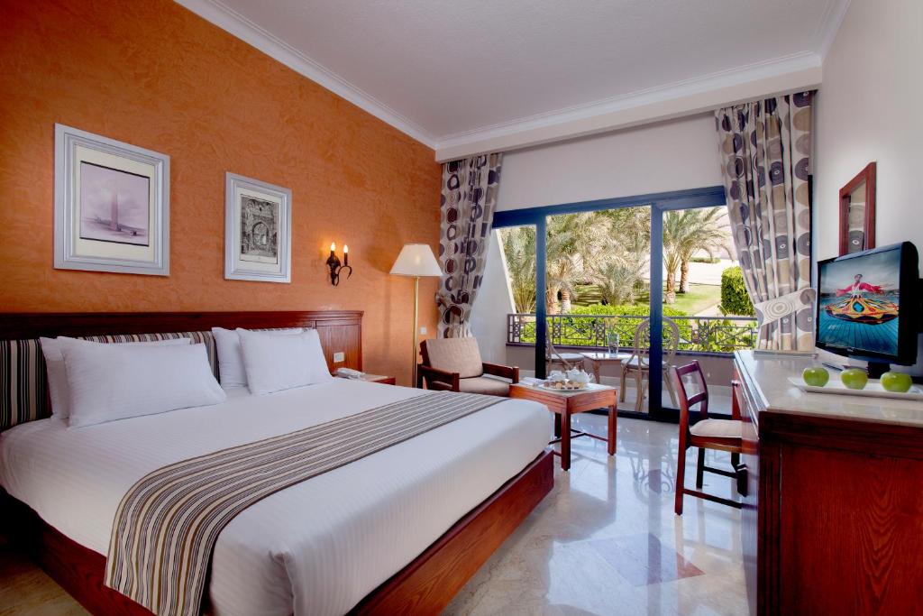 Трехместный (Стандартный трехместный номер с видом на сад) курортного отеля Pharaoh Azur Resort, Хургада