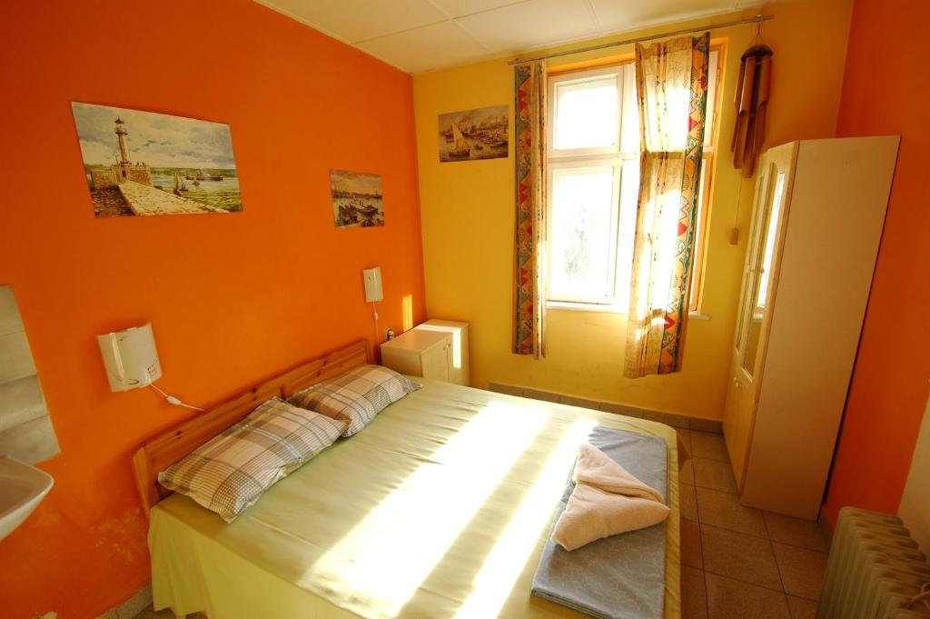 Двухместный (Двухместный номер с 1 кроватью и общей ванной комнатой) хостела Yo Ho Hostel, Варна (Северо-Восточная Болгария)