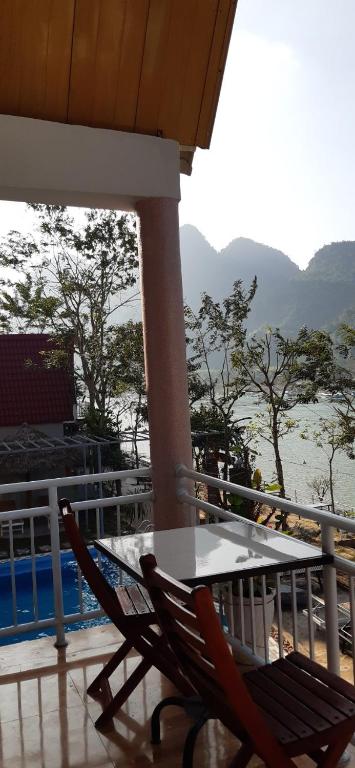 Двухместный (Двухместный номер с 1 кроватью, вид на озеро) семейного отеля Restful River Bungalow, Донгхой