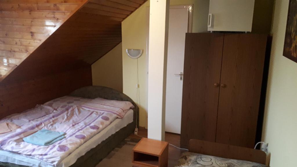 Двухместный (Двухместный номер с 1 кроватью или 2 отдельными кроватями и ванной комнатой) гостевого дома Napsugár Panzió, Вац