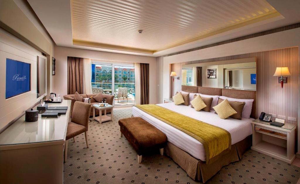 Сьюит (Полулюкс Делюкс с гидромассажной ванной, пакетом VIP-услуг и видом на море и бассейн) курортного отеля Premier Le Reve Hotel & Spa (Adults Only), Хургада