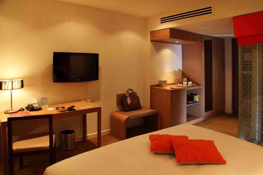 Двухместный (Улучшенный номер с кроватью размера «queen-size») отеля Mercure Hanoi La Gare Hotel, Ханой