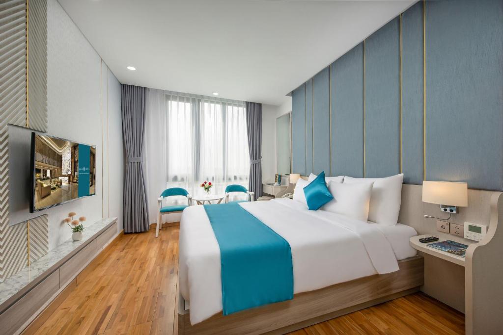 Двухместный (Улучшенный двухместный номер с 1 кроватью) отеля Calix Hotel, Дананг