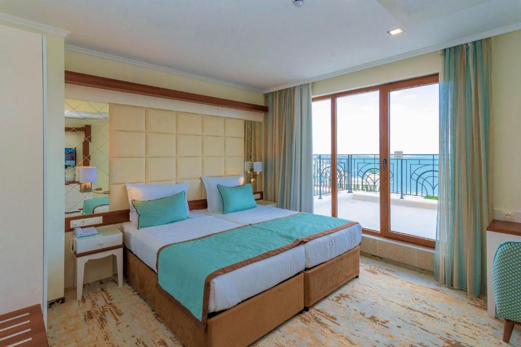 Двухместный (Улучшенный двухместный номер с 1 кроватью или 2 отдельными кроватями и видом на море) отеля Balneo Resort Via Pontica, Поморие