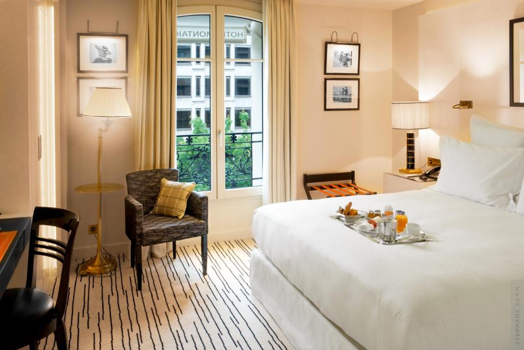 Сьюит (Полулюкс с видом на город) отеля Hotel Montaigne, Париж