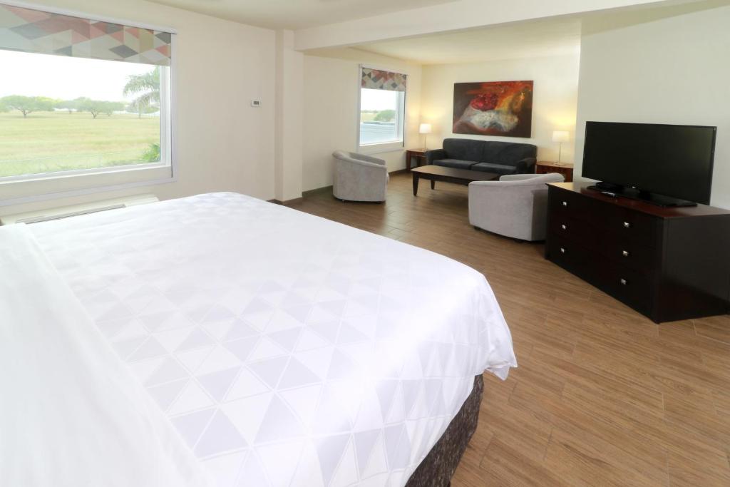 Сьюит (Люкс с кроватью размера «king-size» - Для некурящих) отеля Holiday Inn Reynosa Industrial Poniente, Рейноса