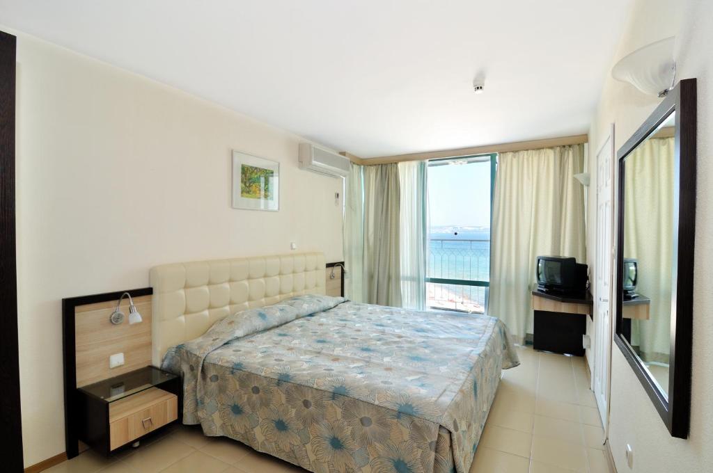 Двухместный (Двухместный номер с 1 кроватью или 2 отдельными кроватями, вид на море (для 2 взрослых и 1 ребенка)) отеля Hotel Boryana - All Inclusive, Албена