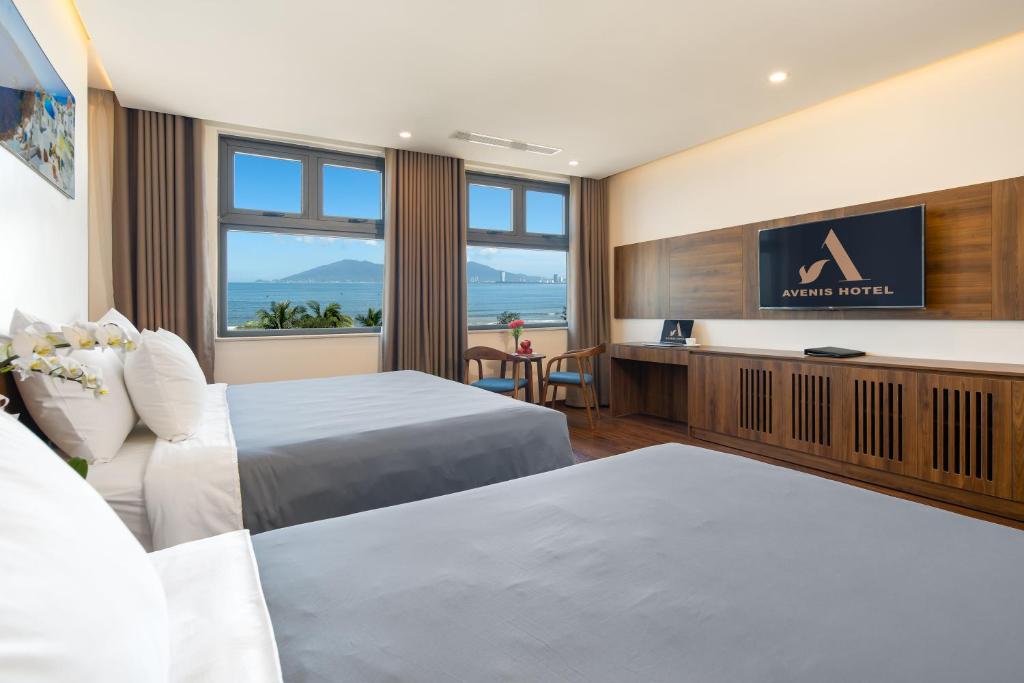 Трехместный (Трехместный номер с видом на море) отеля Avenis Hotel, Дананг