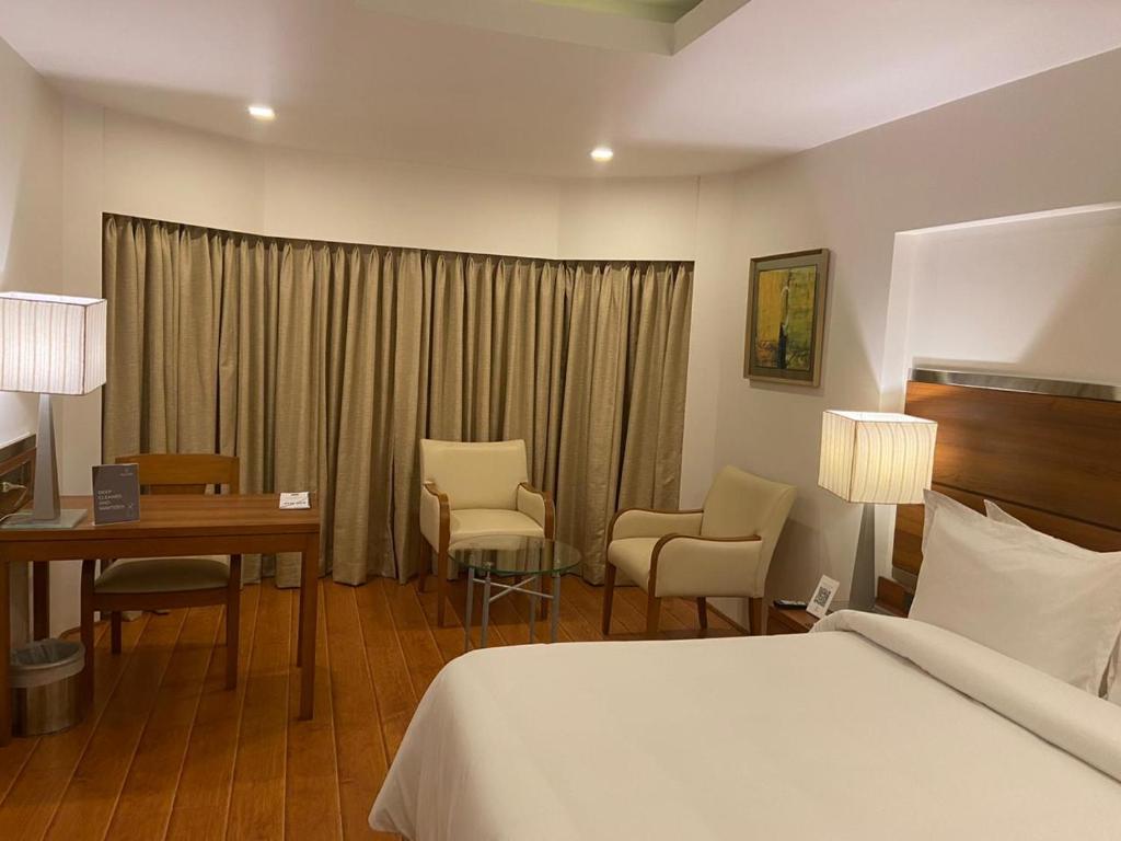 Двухместный (Superior Room with 15% off on Food & Soft Beverages 10% off on Laundry) отеля The Residency, Chennai, Ченнаи